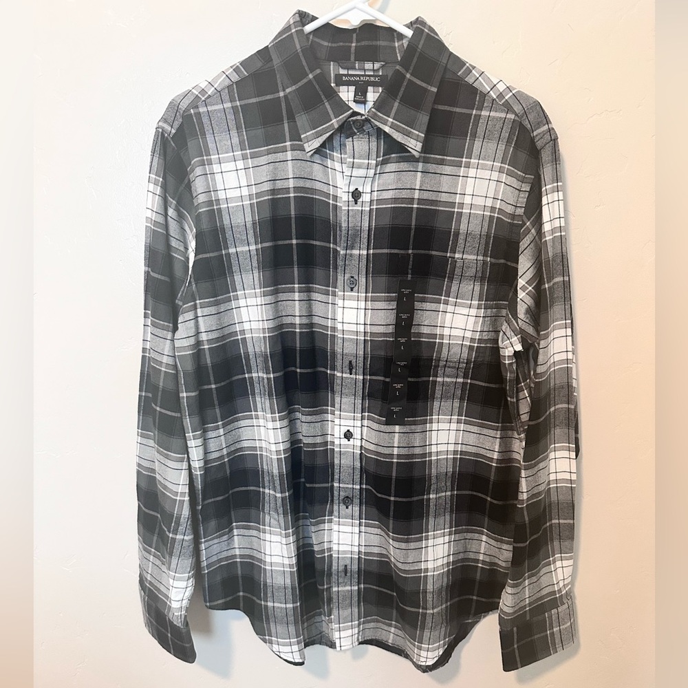 Banana Republic men’s button up long sleeve shirt. Size large. NWT. Black.